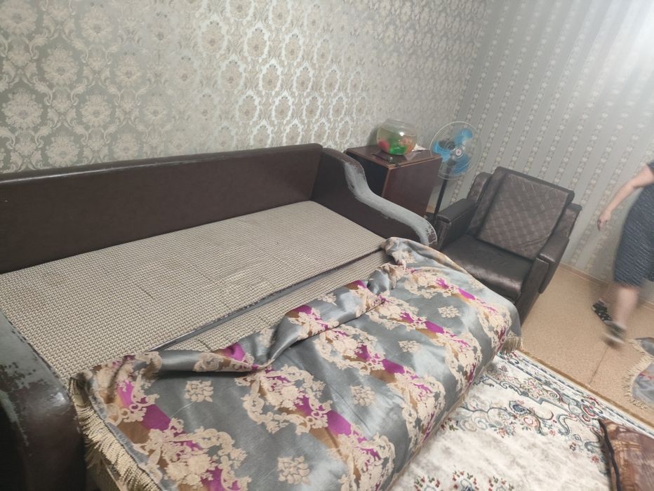 Продам диван с двумя креслами б.у
