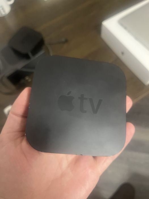 Продавам два медийни плейъра Apple TV – с дистанционни и един кабел