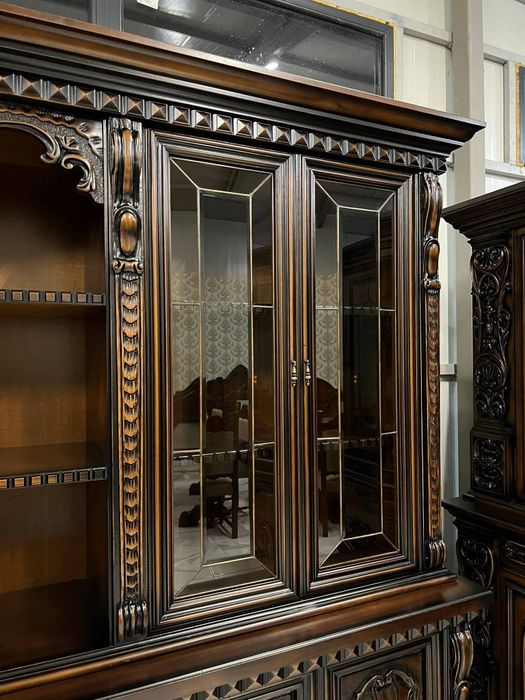 VÂND Vitrină/Bibliotecă din lemn masiv complet restaurată  în stare impecabilă