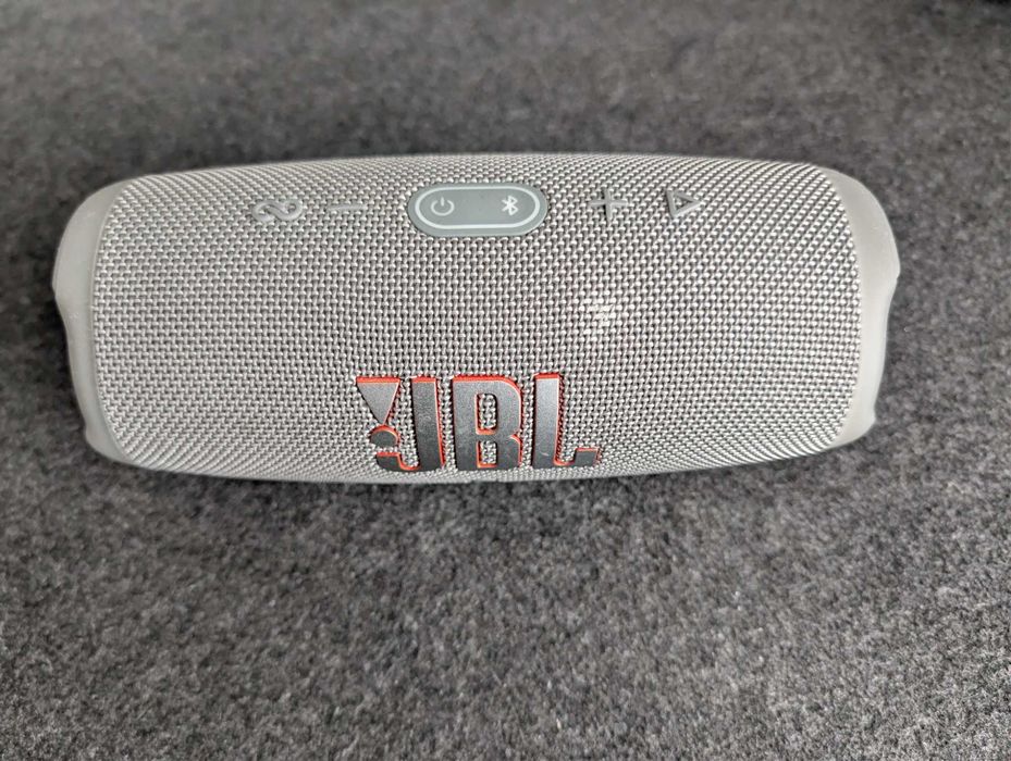 Продавам JBL Charge 5