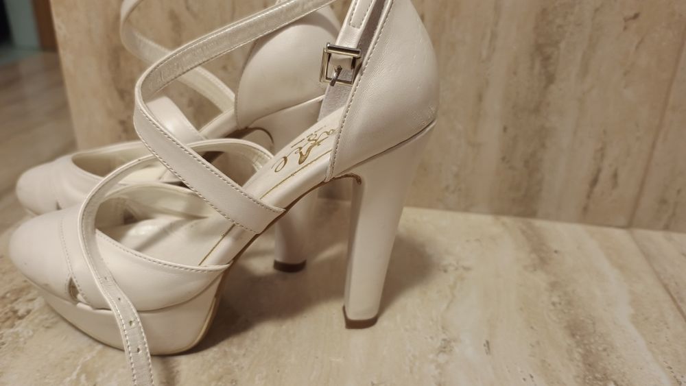 Pantofi albi cu toc si platforma (mireasa)