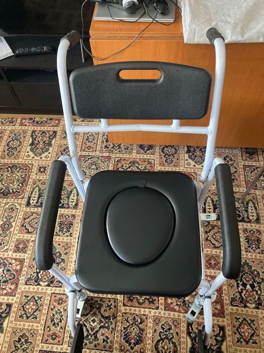 Scaun cu rotile si WC