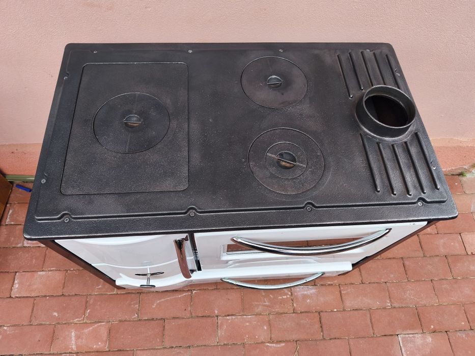 Sobă de gătit 7kw, plită fontă,lemne,3 ochiuri, cuptor mare,focar mare,stare foarte bună, puțin utilizată