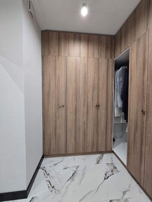 Шкаф для гардеробной комнаты.