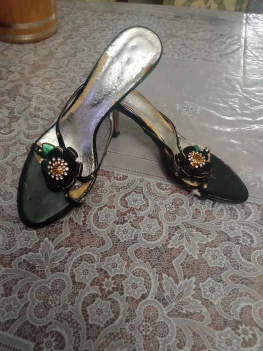 Шлепанцы на каблуках с бисером