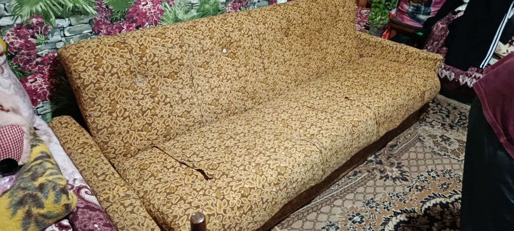 отдаю диван бесплатно (состояние среднее)