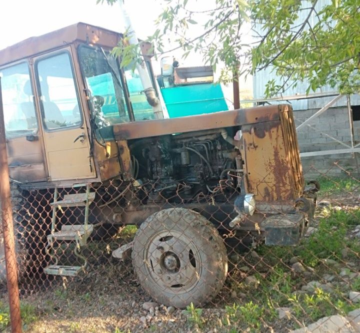 Продаётся ДТ-75 колёсный с плугом