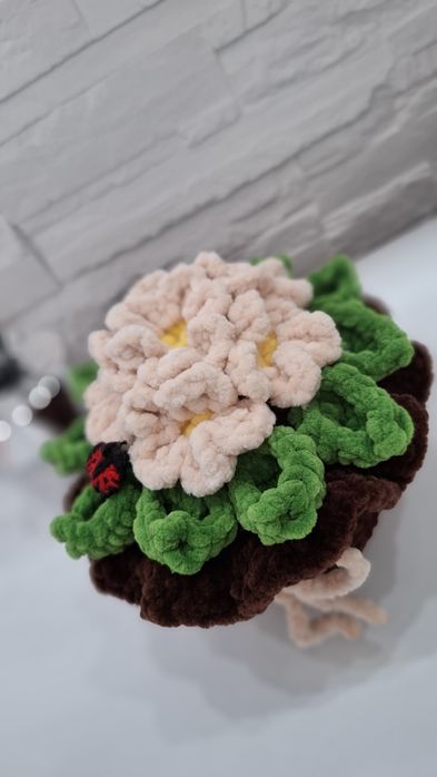 Ръчно плетена саксийка с цветя