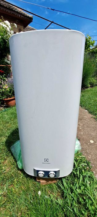 Vând boiler electric Electrolux 100 l + bonus...oglindă/ dulăpior baie