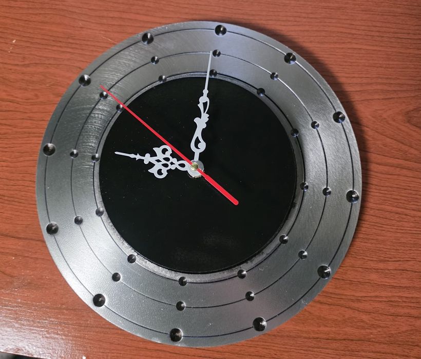 Ceas handmade făcut din disc de frână