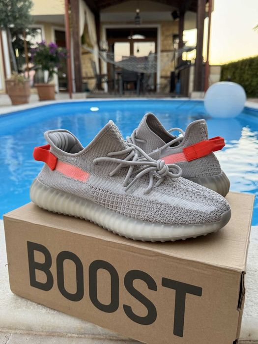 Adidas Yeezy Boost 350 "Tail Light" 44 EUR Мъжки Маратонки + Кутия