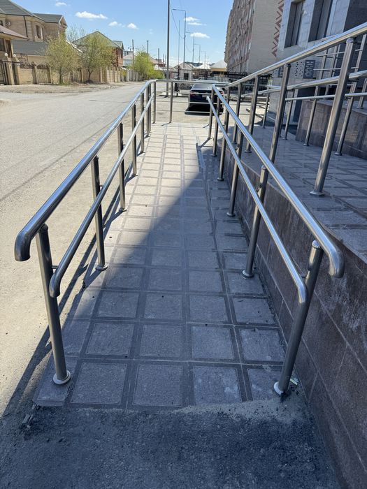 Перила из нержавеющей стали.