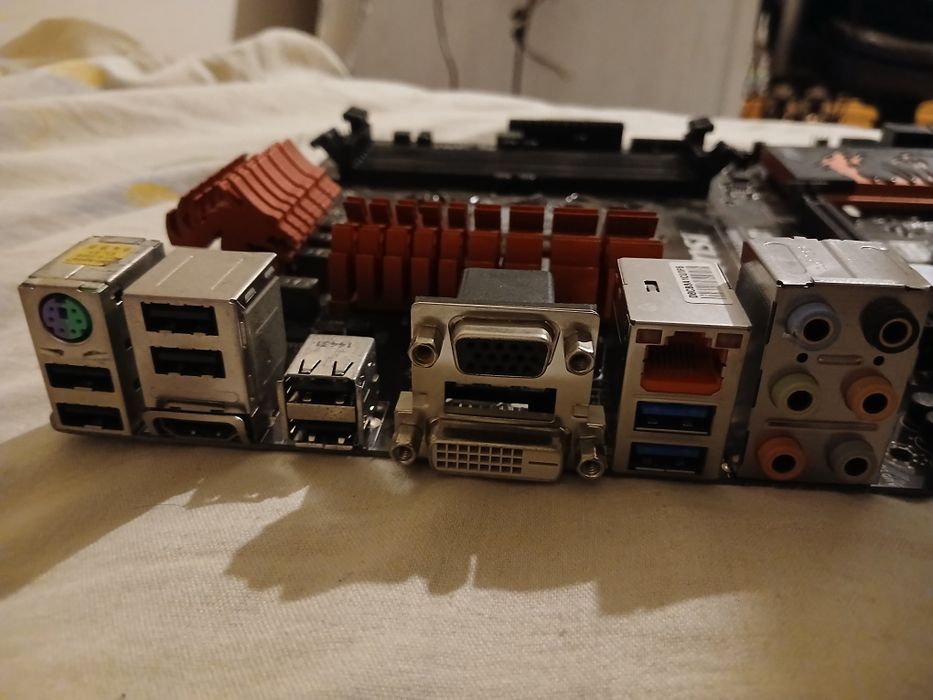 Дъно B85 G43 gaming с процесор i7 4790k и рам 8гб  и видео карта