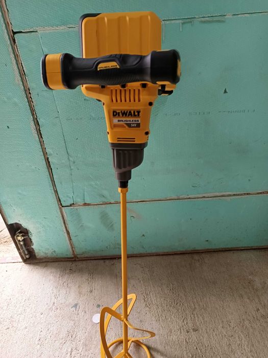 Миксер Dewalt 54V.Чисто нов с нов батерия и ново зарядно.С гаранци..jh