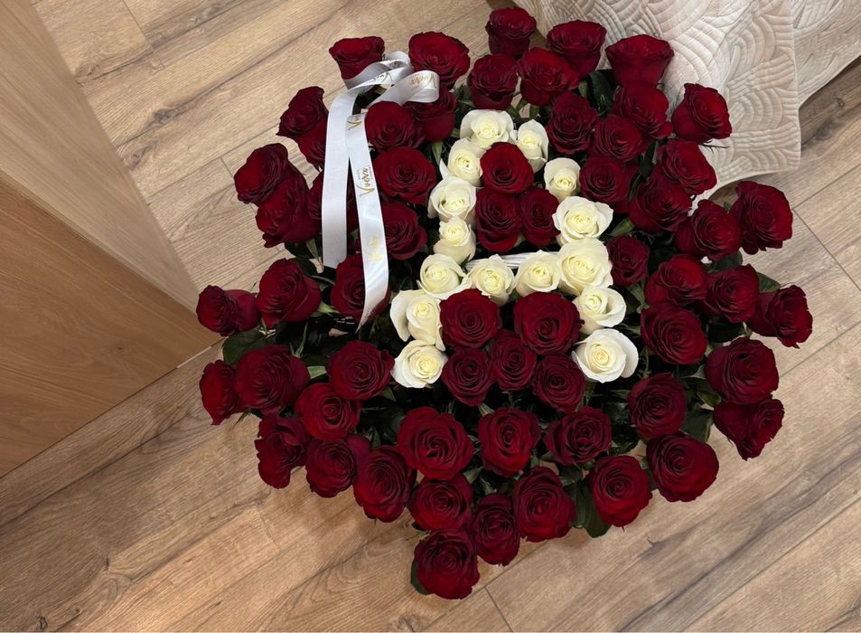 Цветы 75 роз буква А