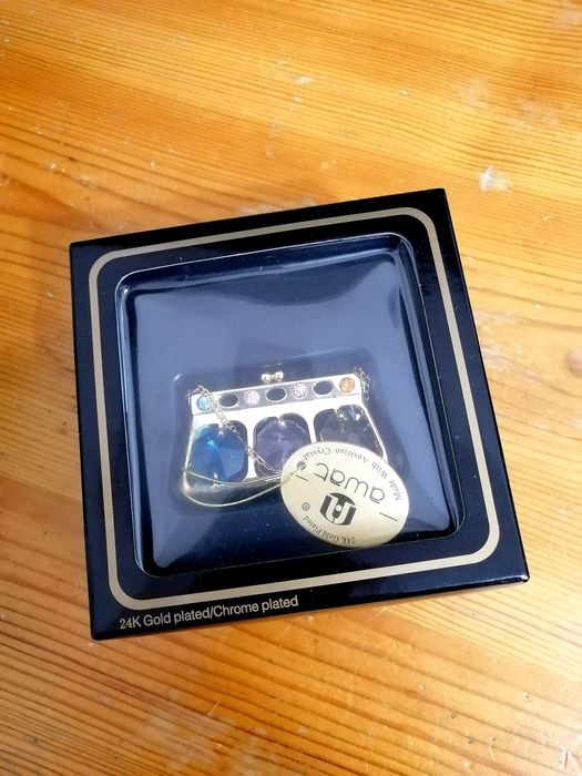 Фигурки, рамки, вазочка, тарелочки, колокольчик