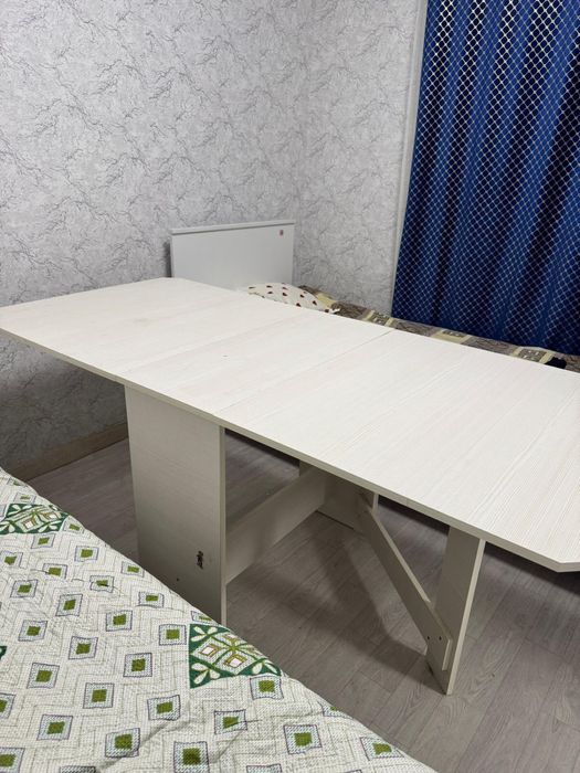 Белый книжный стол