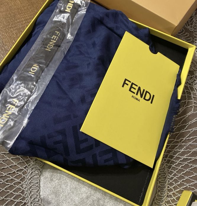 Esarfa superba, Fendi.