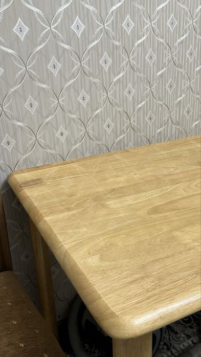 Стол из дерева в отличном состоянии. Стулья 6 шт, но это не комплект.