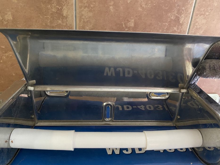 Держатель рулонных полотенец.