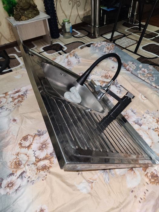 Продам раковину с двумя сместителями