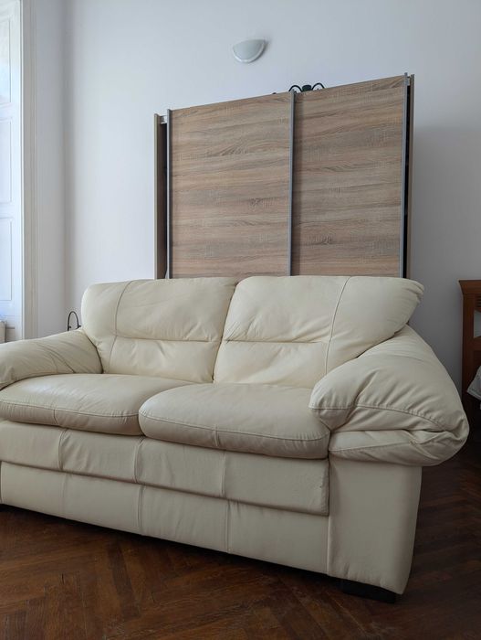 Canapea din piele albă