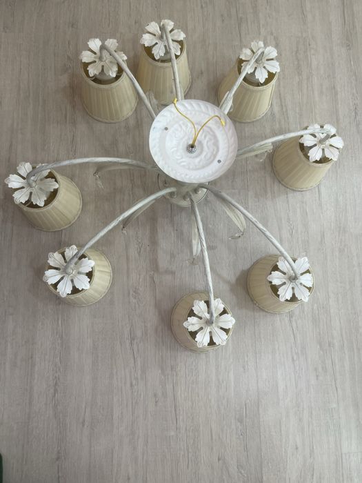 Срочно продаю люстру 8рожковую