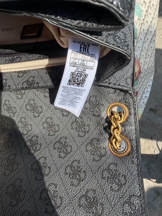 Дамски официални обувки и чанта GUESS