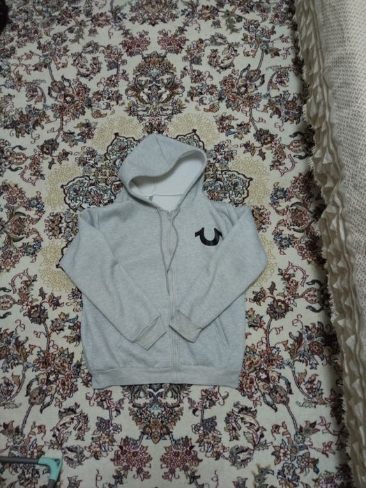 True Religion 8.000 тг
состояние: хорошее
качество: хорошее 
вид:Б/У
м