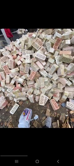 Teshik va butun gisht bor