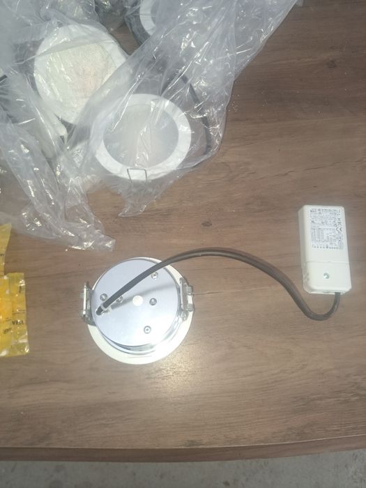 20 Prize,11 spoturi,10suporti priza,10 capace totul made in italy