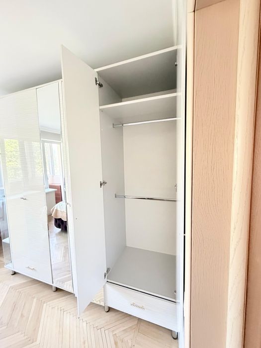 Шкаф с зеркалом для спальни