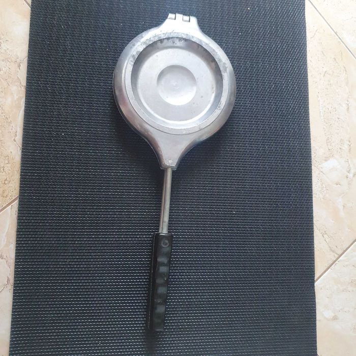 Преса  за  сладки "орехчета",алуминиева,за 16 броя сладки,цена 10 евро