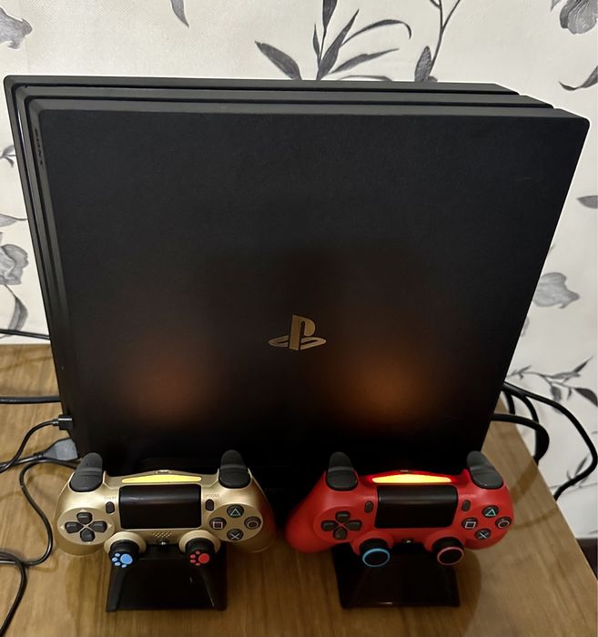 Продаю Sony PlayStation 4 Pro 4 K 1Tb. + Док станция кулер