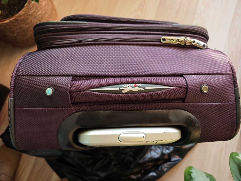 Продавам малък куфар Grand Ghepard