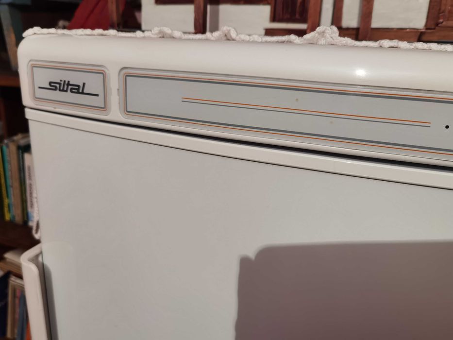 Продавам вертикален фризер Siltal – отлично състояние