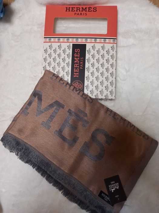 Esarfa cu cutie pentru ea emblema si eticheta