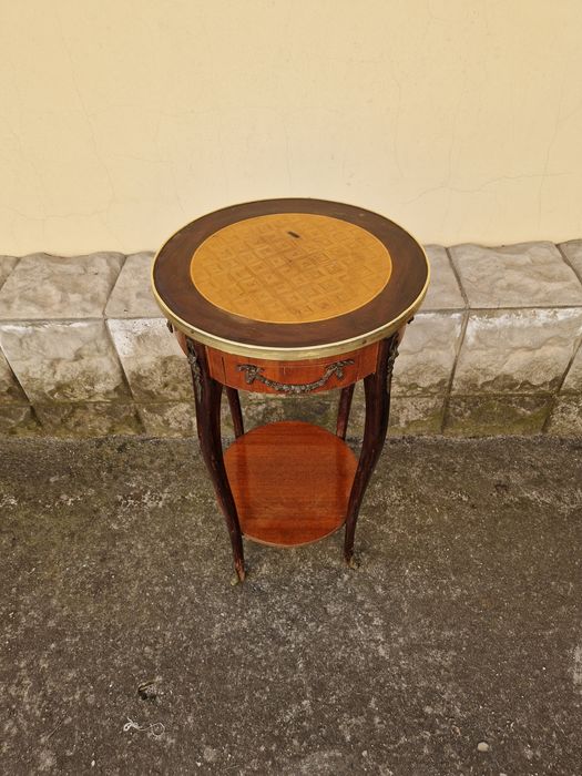 Чудесна антикварна френска дървена масичка с бронзов обков