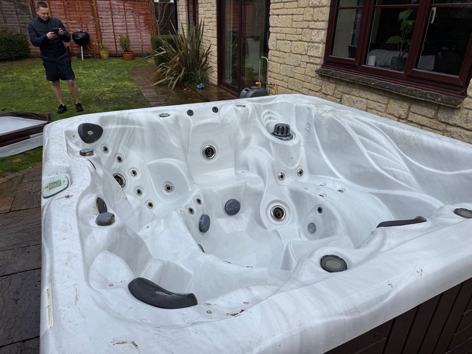 Продавам 5/6 местно джакузи в перфектно състояние 230/230/90