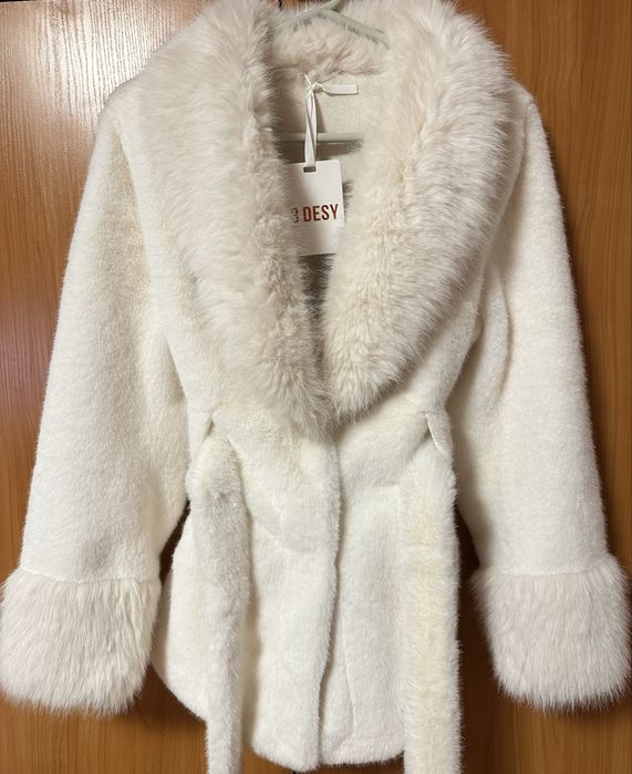 Елегантно Бяло Палто