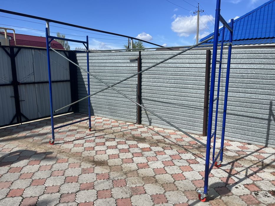 Строительные леса на колесах