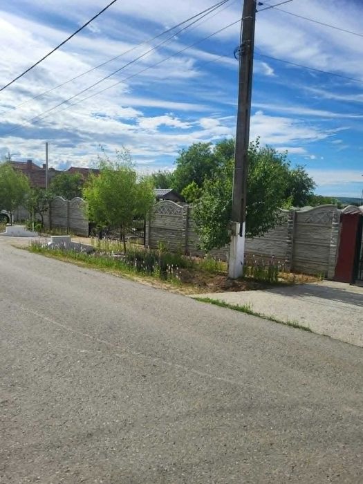 Vand teren 420m2 la strada(ingradire gard de beton si porti noi+magazie,fantana si utilitati),7km de Craiova in Simnicu de Sus