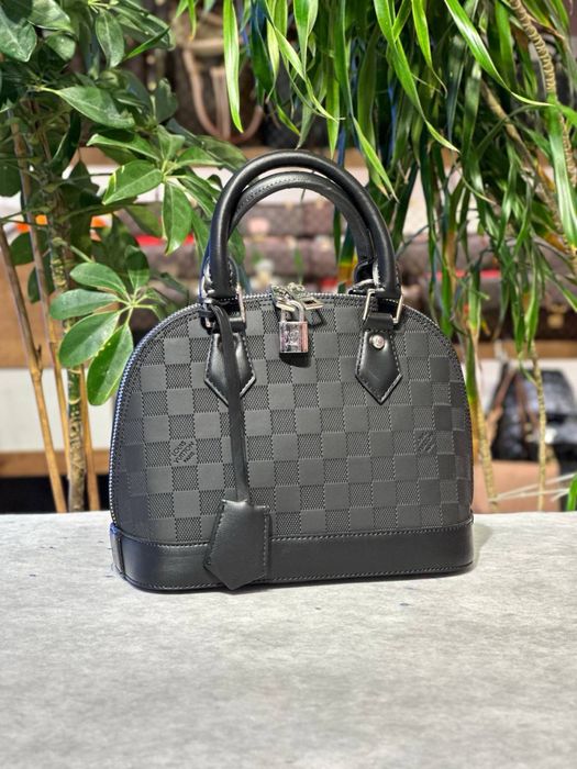 Geanta Louis Vuitton Noua !!! Dimensiuni 28/19 !!!