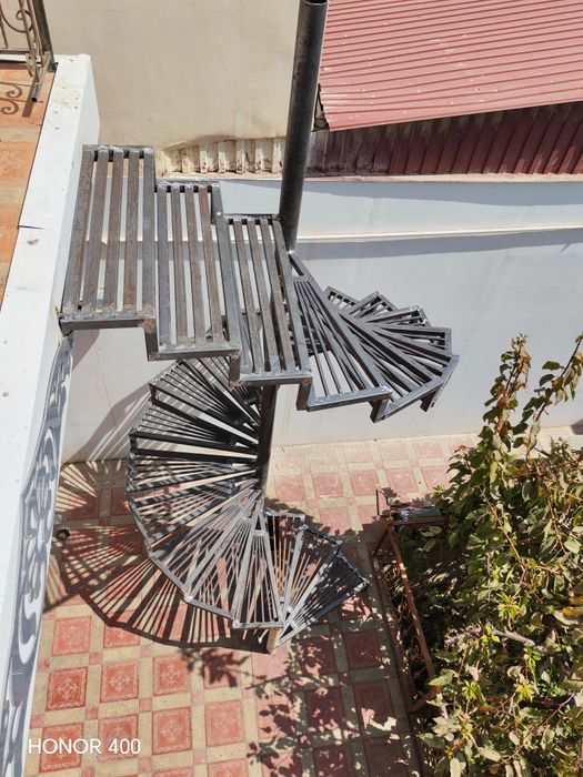 Сварщик работает лестницы навесы перилы zina lesnitsa