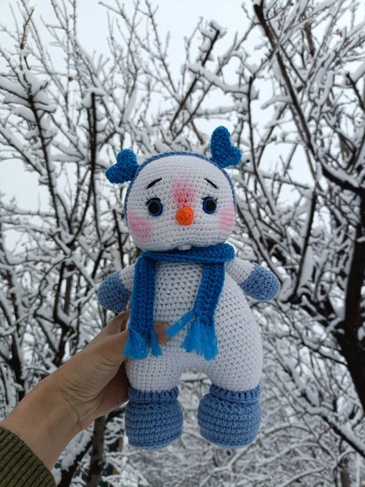 Продаётся вязаный снеговик! 

Размер: около 26 см (без учёта роже