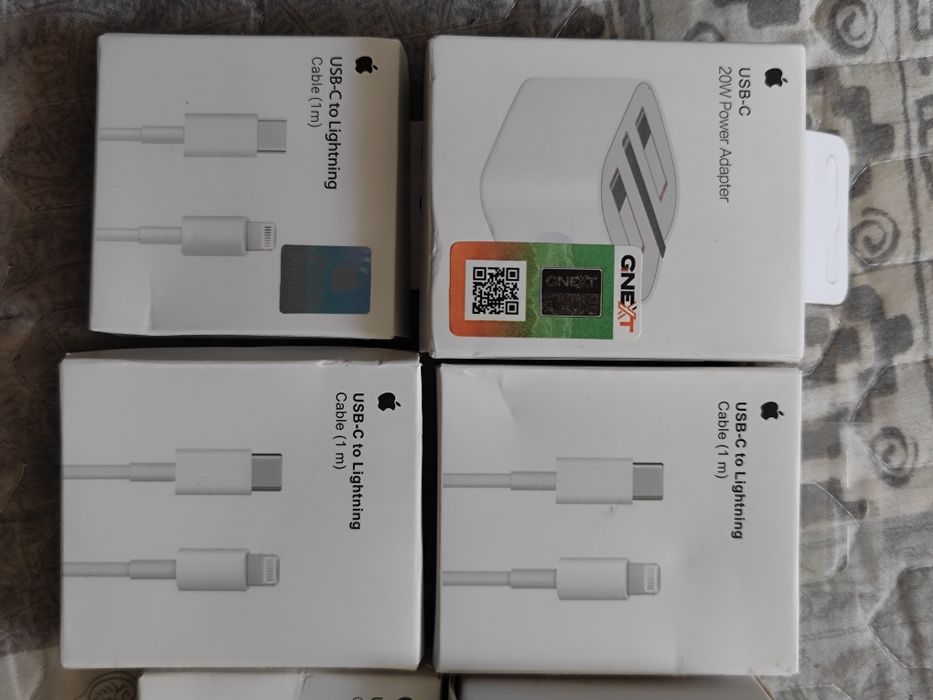 Зарядное устройство и кабели для iPhone