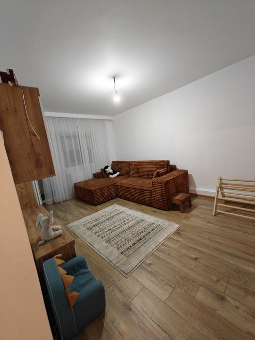 Ofer spre vânzare apartament patru camere Mioveni, renovat total, liber