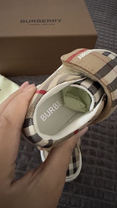 Adidasi Burberry nr 19