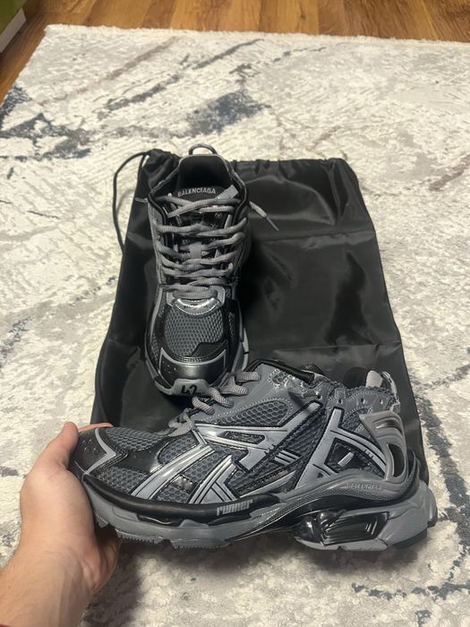 Balenciga runner