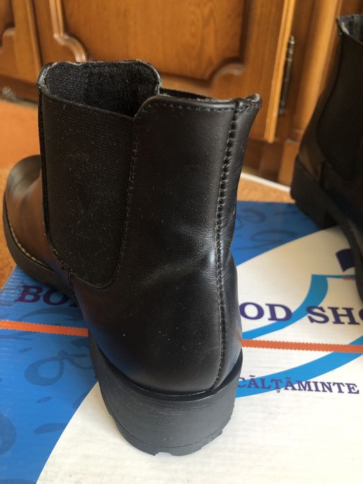 NOU Ghete negre din piele naturală, mărimea 38.